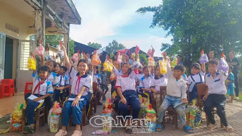 Trăng yêu thương đến với trẻ em nghèo