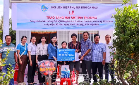 Bàn giao nhà tình thương và trao học bổng học sinh khó khăn