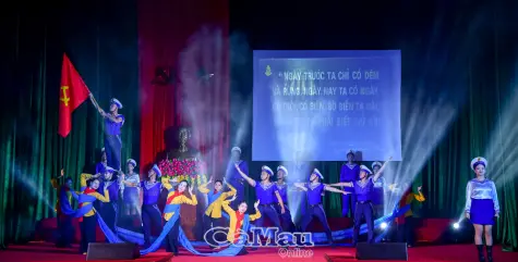 Đoàn Văn công Hải quân biểu diễn phục vụ bộ đội và Nhân dân xã Năm Căn