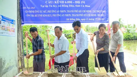 Gần 500 triệu đồng xây dựng cầu kênh 6.000 chào mừng Đại hội Đảng