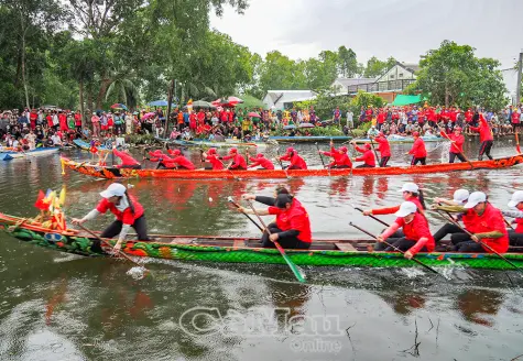 Sôi nổi đua ghe Ngo mini mừng Lễ Dâng y KaThina 2025