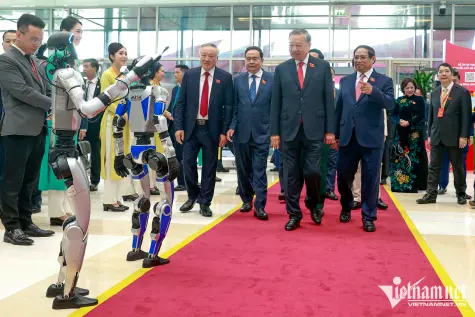 Tổng Bí thư tham quan robot, tên lửa tại Đại hội Đảng bộ Chính phủ