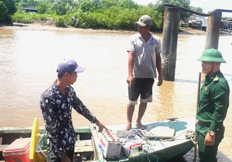 Biên phòng Cái Cùng ngăn chặn hành vi khai thác thủy sản bằng kích điện