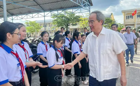 Đồng chí Nguyễn Thiện Nhân thăm Trường THCS Nguyễn Thiện Thành, xã Trí Phải