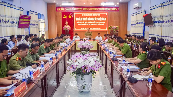 Đoàn công tác Cục V05 Bộ Công an làm việc tại xã Trần Văn Thời