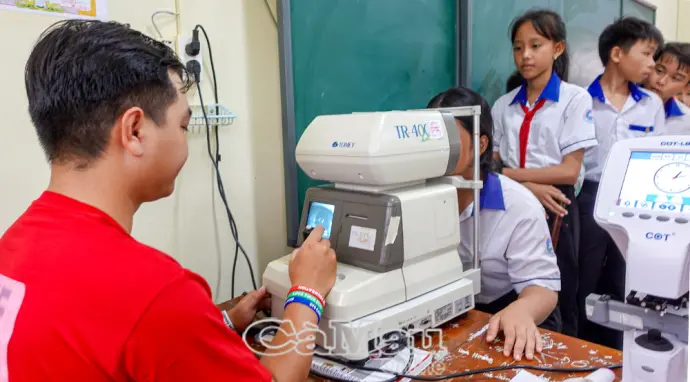 Giữ ánh sáng cho đôi mắt trẻ thơ