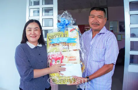Thăm gia đình chính sách nhân kỷ niệm 64 năm đường Hồ Chí Minh trên biển