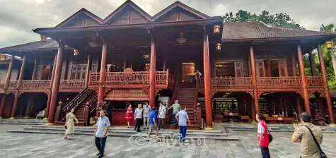 Ngôi nhà sàn gỗ lim nguyên khối lớn nhất Việt Nam