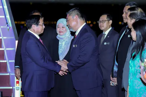 Thủ tướng tới Malaysia, dự hội nghị cấp cao ASEAN