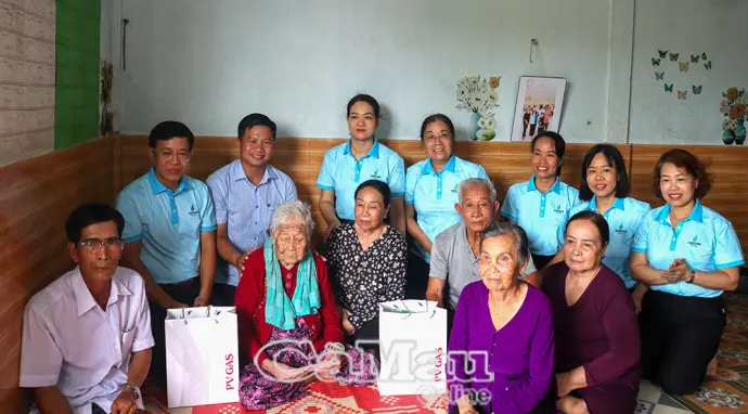 Trao hơn 40 triệu đồng cho Mẹ VNAH và phụ nữ nghèo xã Khánh Lâm
