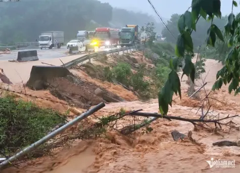 Miền Trung mưa lớn dữ dội, lũ ở Huế có thể vượt mức lịch sử