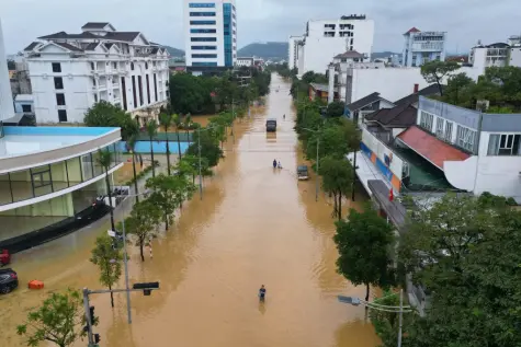 Lũ ở Huế và Đà Nẵng xuống chậm