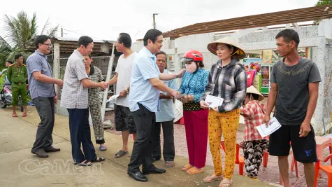 Thăm hỏi, hỗ trợ người dân bị thiệt hại do lốc xoáy ở xã Thanh Tùng