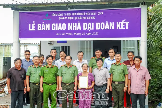 Bàn giao 2 căn nhà Đại đoàn kết cho hộ dân khó khăn