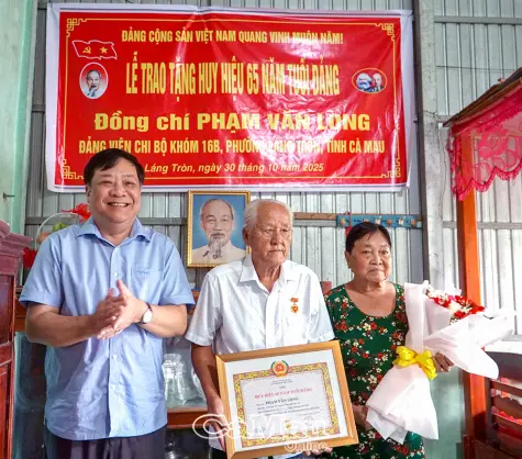 Chủ tịch UBND tỉnh Phạm Thành Ngại trao huy hiệu Đảng cho các đảng viên cao niên