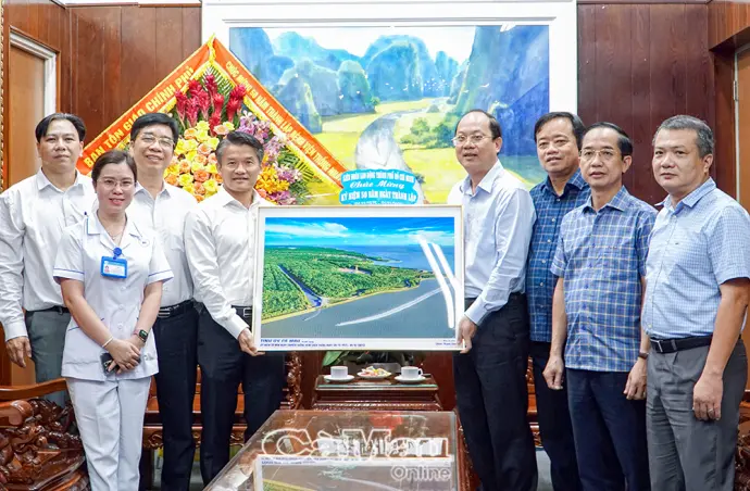 Thường trực Tỉnh uỷ Cà Mau chúc mừng Bệnh viện Thống Nhất kỷ niệm 50 năm thành lập
