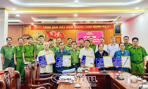 Công an Cà Mau hỗ trợ xây dựng 5 căn nhà tình nghĩa cho hội viên Cựu CAND
