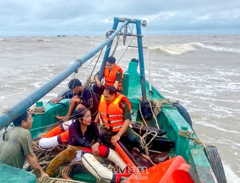 Bộ đội Biên phòng Khánh Hội ứng cứu kịp thời 2 ngư dân chìm tàu