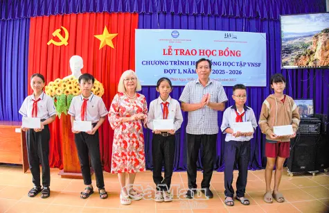Trao học bổng VNSF học kỳ I tại xã Phan Ngọc Hiển