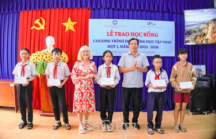 Trao học bổng VNSF học kỳ I tại xã Phan Ngọc Hiển