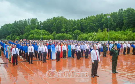 Bí thư Tỉnh uỷ dự Lễ chào cờ và thăm công nhân trên công trường cao tốc tại Đất Mũi