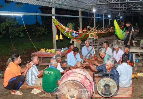 Linh thiêng nghi thức hạ thuỷ ghe Ngo