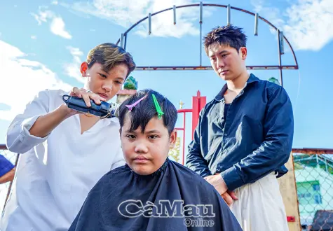 Tiệm tóc đổi nụ cười