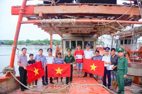  Cảnh sát biển đồng hành với ngư dân xã Phan Ngọc Hiển