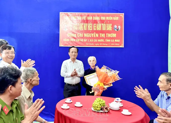 Trao Huy hiệu 65 năm tuổi Đảng cho đảng viên lão thành tại xã Cái Nước