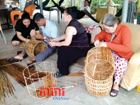 នារីអភិវឌ្ឍន៍សេដ្ឋកិច្ចផ្តើមពីរបរតម្បាញ