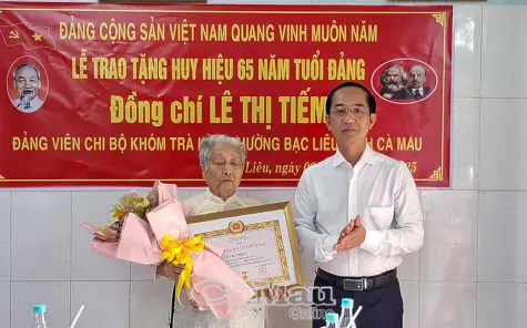 Phó Bí thư Tỉnh uỷ Hồ Thanh Thuỷ trao Huy hiệu Đảng cho đảng viên cao niên