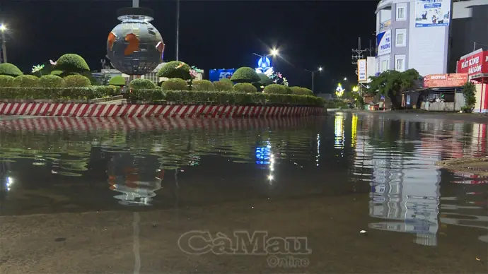 Triều cường dâng cao gây ngập cục bộ lúc rạng sáng