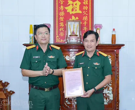 Bàn giao “Nhà Đại đoàn kết” và “Nhà Tình đồng đội”