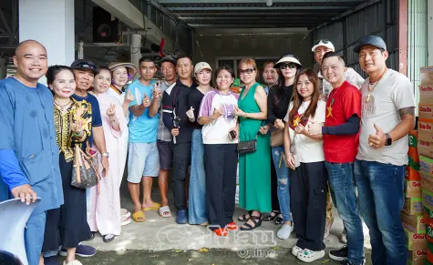 Kiều bào hướng về miền Trung