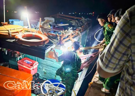 Kịp thời hỗ trợ người dân bị bệnh nặng vào bờ cấp cứu