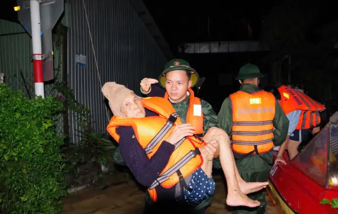 CẬP NHẬT: Cứu hộ, cứu nạn nhiều hộ dân bị cô lập sau bão số 13