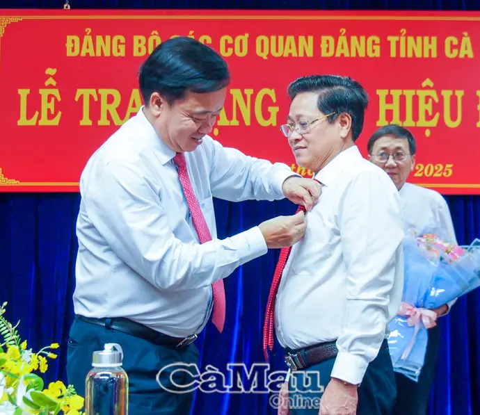 Trao Huy hiệu Đảng cho 3 đảng viên sinh hoạt tại Đảng uỷ các cơ quan Đảng tỉnh