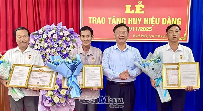Trao Huy hiệu Đảng cho đảng viên tiêu biểu