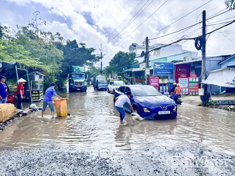Cảnh báo triều cường duy trì cao, theo dõi siêu bão Fung-wong