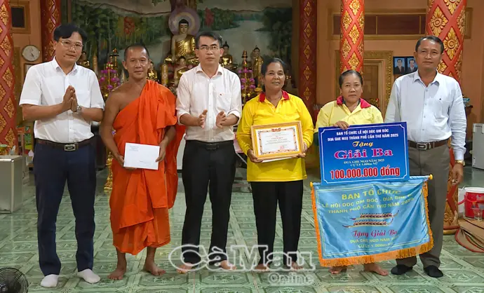 Ngan Dừa giành giải Ba đua ghe Ngo Cần Thơ 2025