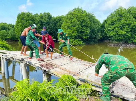 Đồn Biên phòng Tam Giang Tây chung tay sửa chữa cầu giao thông