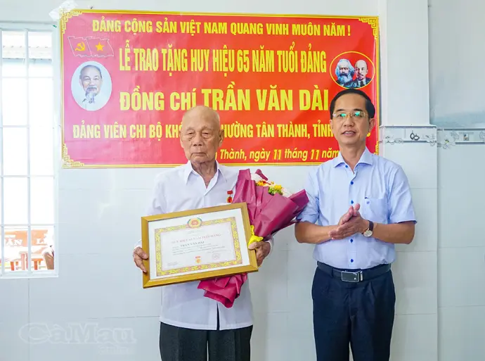 Trao Huy hiệu 65 năm tuổi Đảng cho đảng viên Trần Văn Dài