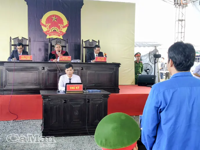 Xét xử lưu động 2 vụ án vi phạm IUU tại Sông Đốc