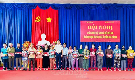 Cảnh sát biển đồng hành với ngư dân chống khai thác IUU