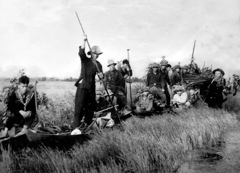 Treo cờ dụ địch