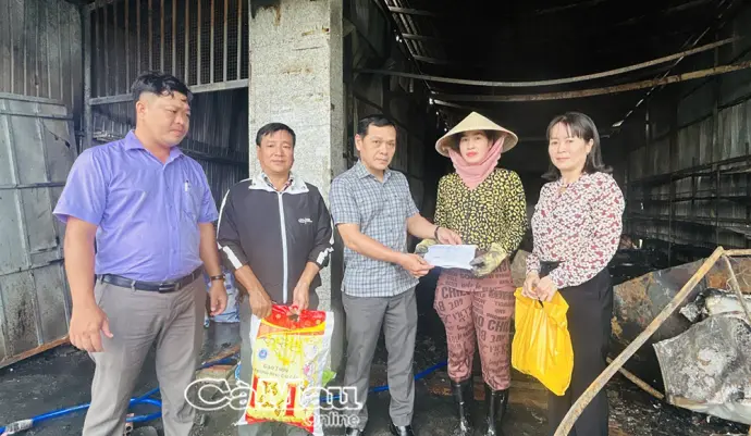 Phường Lý Văn Lâm kịp thời hỗ trợ hộ dân bị cháy nhà