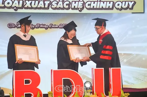 BDU Cà Mau vinh danh và tốt nghiệp 324 tân thạc sĩ, cử nhân