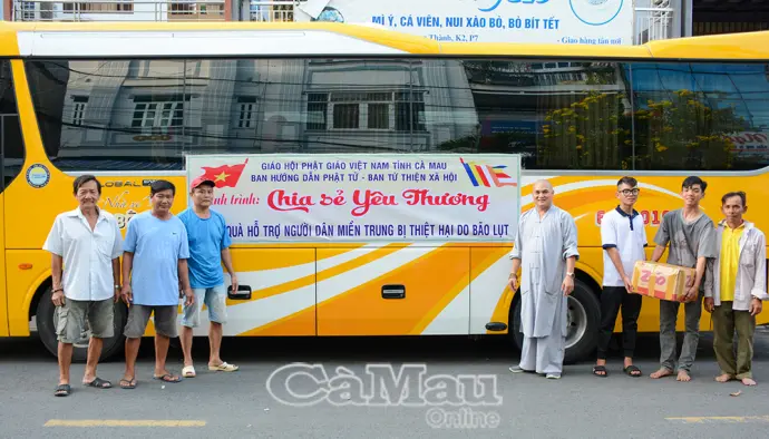 Hơn 2.300 phần quà “Chia sẻ yêu thương” trao đến bà con vùng bão lũ