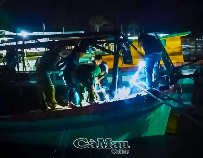 Đồn Biên phòng Sông Đốc hỗ trợ chữa cháy tàu cá trong đêm