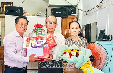 Lãnh đạo tỉnh thăm, chúc mừng các nhà giáo nhân dịp 20/11